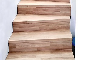 Treppe Holzoptik